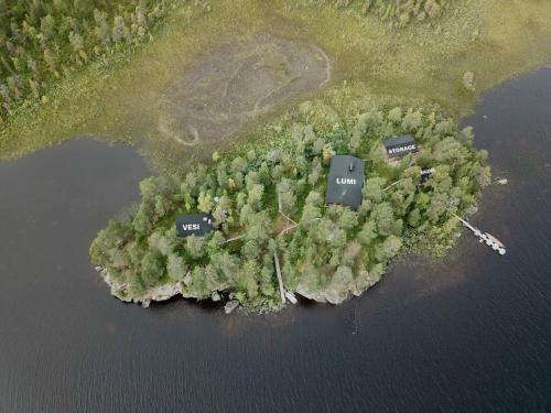 una vista aérea de una isla con árboles y agua en VESI - The White Blue Wilderness Lodge, en Inari