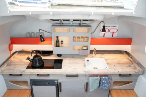 a kitchen in a tiny house at Ausgebautes Freifallrettungsboot KNUTSCHKUGEL in Hamburg