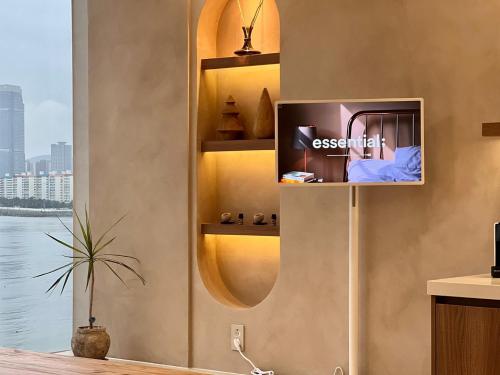 Zimmer mit einem TV an der Wand in der Unterkunft Gwangan Awesome in Busan