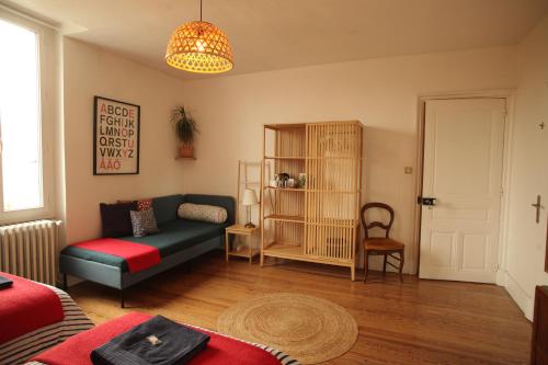 - un salon avec un canapé et une chaise dans l'établissement Maison Saint James, à Montélimar