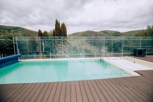 een zwembad op een houten terras bij Casa Mocian in Cluj-Napoca