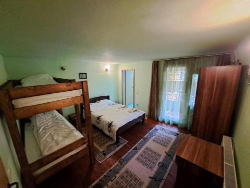 1 dormitorio con 2 literas y mesa en Casa Mocian, en Cluj-Napoca