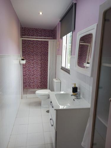 y baño con lavabo blanco y aseo. en Alojamiento PLAYA DE PANTIN, en A Coruña