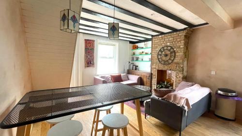 A bed or beds in a room at Entire 3 bed cottage in the heart of Margate