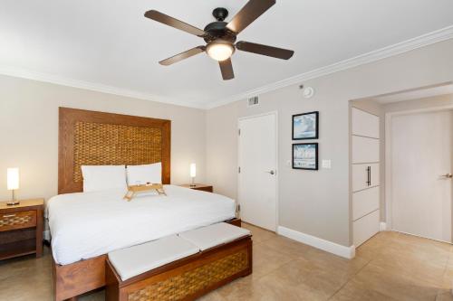 um quarto com uma cama e uma ventoinha de tecto em Divi Village Condo 6 J.E. Irausquin Blvd 93 em Palm-Eagle Beach