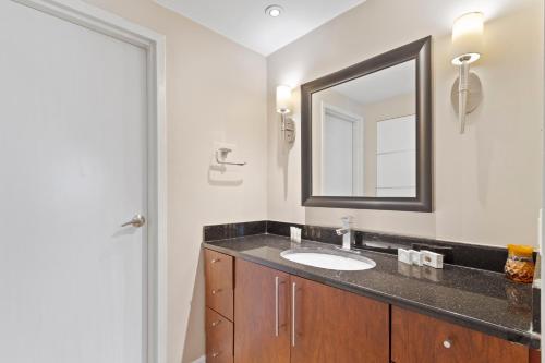 uma casa de banho com um lavatório e um espelho em Divi Village Condo 6 J.E. Irausquin Blvd 93 em Palm-Eagle Beach