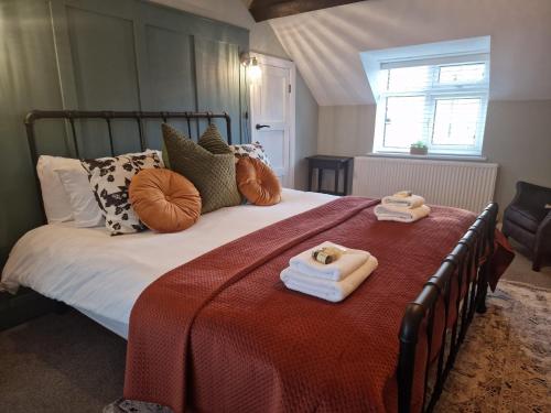 a bedroom with a bed with towels on it at Charming 2-Bed Cottage in Mickle Trafford- Sleeps 6 - Pet Friendly - Near Chester 
