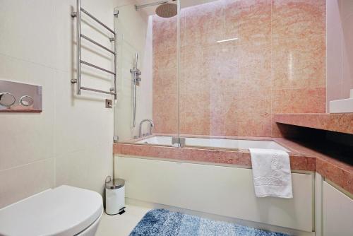 y baño con bañera, aseo y lavamanos. en Charming 1BR 1 Study Flat on Queens Gate, en Londres