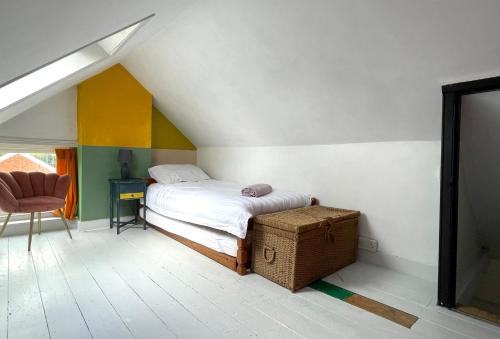 Säng eller sängar i ett rum på Entire 3 bed cottage in the heart of Margate
