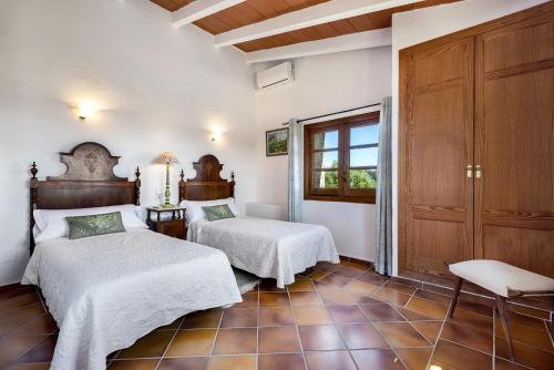 1 Schlafzimmer mit 2 Betten und einem Fenster in der Unterkunft Auxella Gran in Selva