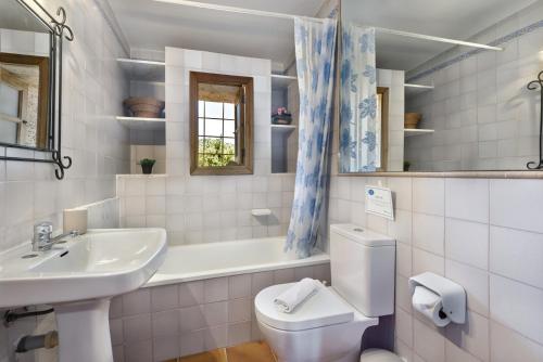 ein Badezimmer mit einem Waschbecken, einem WC und einer Badewanne in der Unterkunft Auxella Gran in Selva