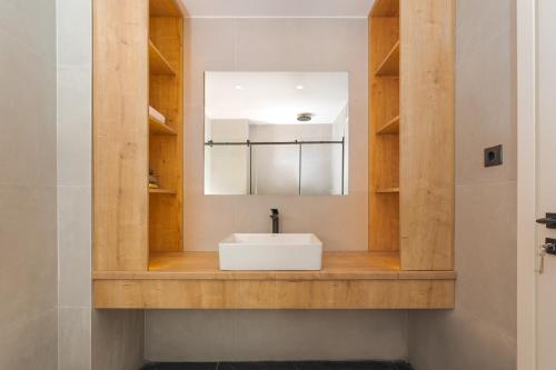 Athens City Chic Apartment-2 bathrooms في أثينا: حمام مع حوض ومرآة