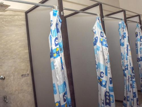 dos cortinas de ducha colgando en una habitación en MAS Athena, en Ambepussa