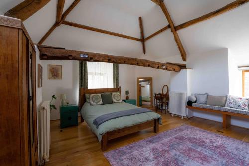 sypialnia z łóżkiem i kanapą w pokoju w obiekcie The Old Library w mieście Castle Combe