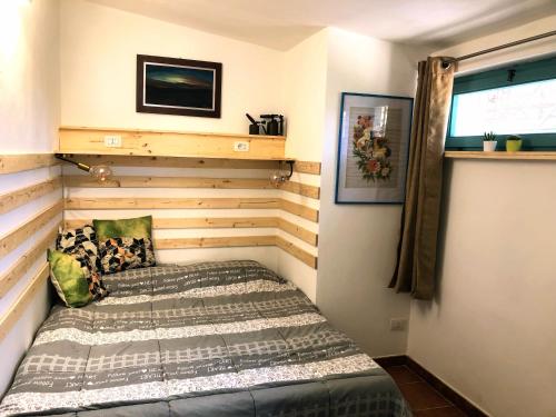 una piccola camera con un letto in una stanza di Country Rooms ad Alghero