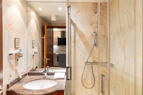 uma casa de banho com um lavatório e um chuveiro em SEETELHOTEL Ostseeresidenz Bansin em Bansin