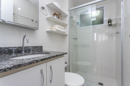 een badkamer met een douche, een wastafel en een toilet bij Casa Alfazema - Próx Barra Shopping, Pontal, Orla Guaíba in Porto Alegre