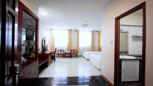 um quarto de hotel com uma cama e uma casa de banho em SÀI GÒN - BẠC LIÊU Hotel em Bạc Liêu