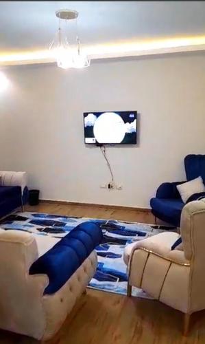 شقة مفروشة للايجار في القاهرة: غرفة معيشة مع كنبتين وتلفزيون