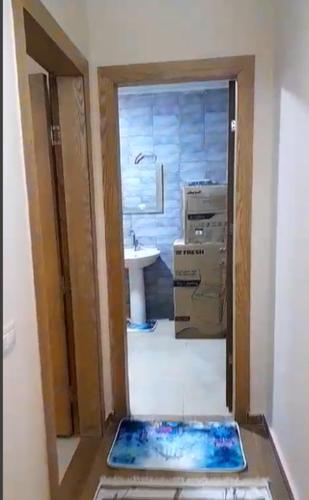 شقة مفروشة للايجار في القاهرة: حمام مع حوض ومرحاض في الغرفة