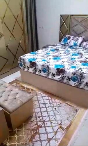 شقة مفروشة للايجار في القاهرة: غرفة نوم بسرير ومقعد ومفرش