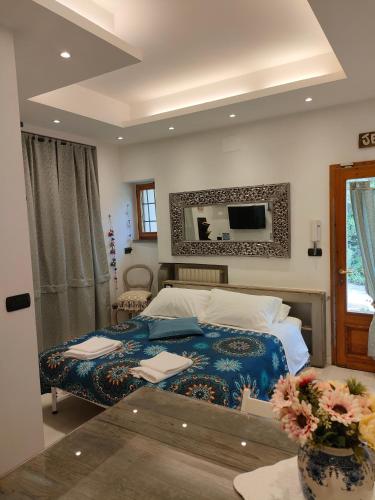 - une chambre avec un lit et un miroir mural dans l'établissement La petite suite, à Calenzano