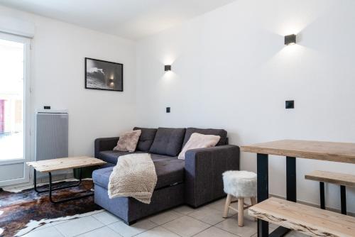 un salon avec un canapé et une table dans l'établissement Appartement Maria 6 personnes, à Briançon