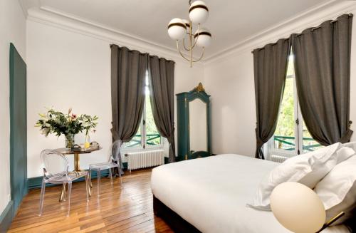 En eller flere senge i et værelse på 4 chambres au Chalet Clermont-Tonnerre + piscine