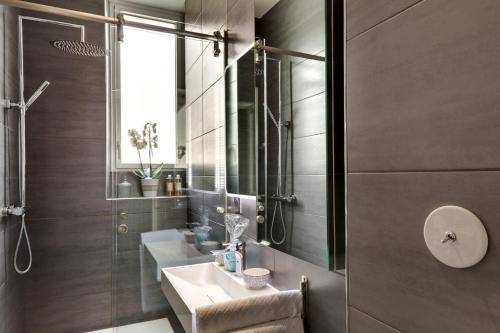 Et badeværelse på 4 chambres au Chalet Clermont-Tonnerre + piscine