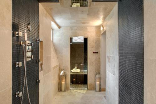 uma casa de banho com uma cabina de duche ao nível do chão e uma porta de vidro em 4 chambres au Chalet Clermont-Tonnerre + piscine em Vichy