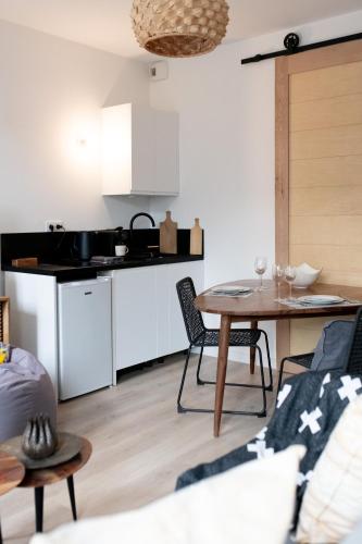 a living room with a table and a kitchen at Le Méridien - app centre-ville in Eu