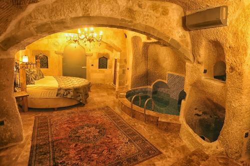 ギョレメにあるザ ドーム ケーブ バイ トラベラーズの石造りのベッドルーム1室(ベッド1台付)