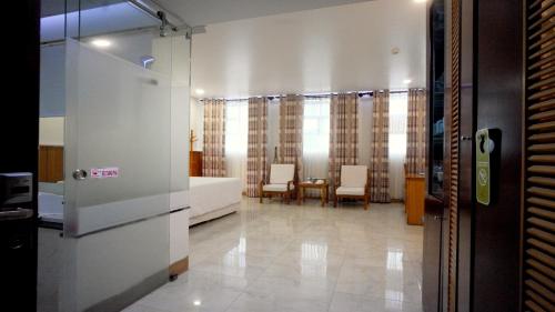 a hallway with a table and chairs in a room at SÀI GÒN - BẠC LIÊU Hotel in Bạc Liêu