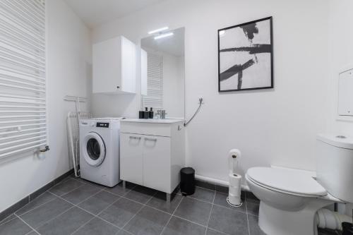 維勒瑞夫的住宿－Appartement Cosy avec terrasse aux portes de Paris，白色的浴室设有洗衣机和卫生间。