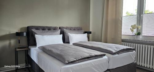 - un lit avec 2 oreillers dans une chambre dans l'établissement Gästehaus Orchidee, à Hoya