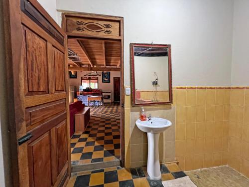 ein Badezimmer mit Waschbecken und Spiegel in der Unterkunft 300m to beach/center: 2 bedr-2 bath & great views! in San Juan del Sur