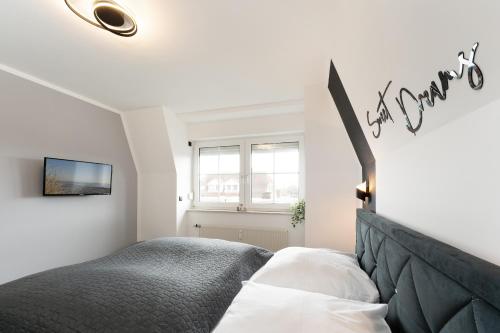 เตียงในห้องที่ Blankwasserweg 15 Wohnung 15