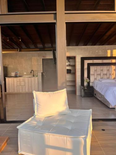 een slaapkamer met een bed en een bed bij Glamping Oro Verde in Santa Fe de Antioquia