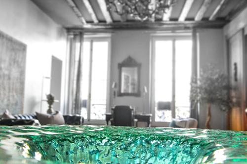 Luxurious 2bdrm 2 ba in the heart of Le Marais