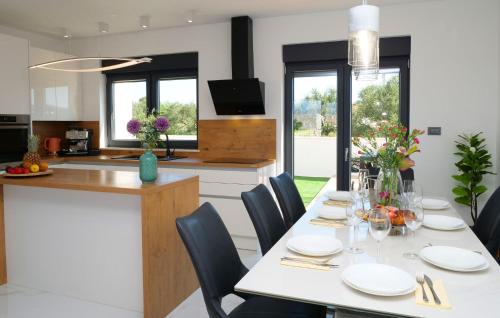 Dapur atau dapur kecil di Amazing Home In Primosten With Sauna
