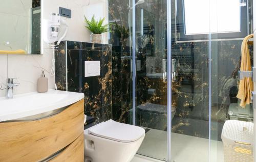 Bilik mandi di Amazing Home In Primosten With Sauna
