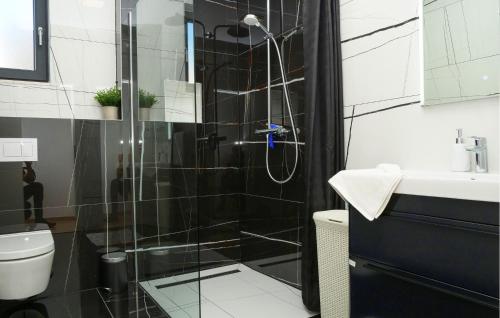 Bilik mandi di Amazing Home In Primosten With Sauna