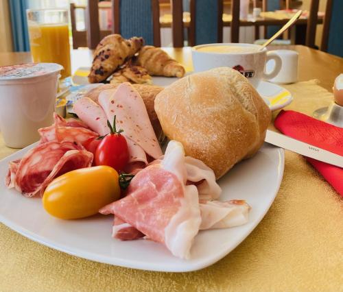 Galeriebild der Unterkunft Hotel Ideal in Malcesine