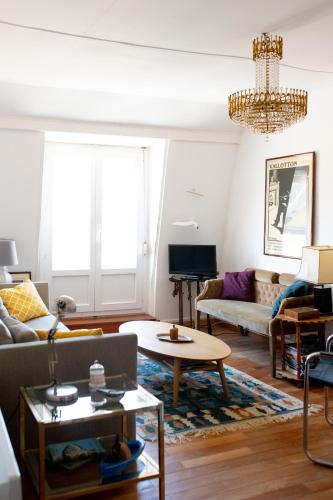 uma sala de estar com um sofá e uma mesa em La Favorite - app plage à Mers em Mers-les-Bains