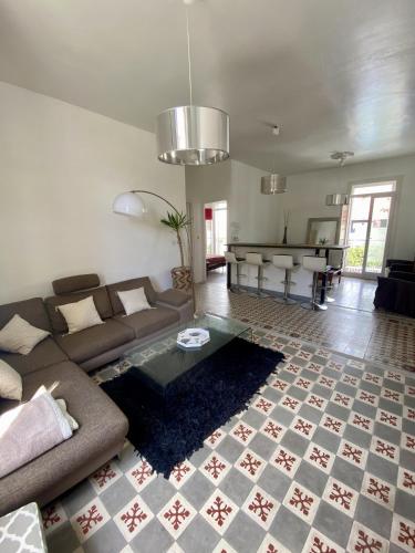 un salon avec un canapé et une table dans l'établissement Grand appartement en centre ville avec terrasse, à Perpignan