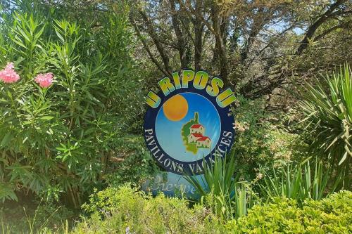 d'un panneau pour le panneau des ressorts nippon disney dans l'établissement Mini villa - T2 climatisé, proche des plages, à Eccica-Suarella