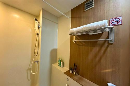 baño con ducha y toalla blanca en Studio 1BR Pool Gym Wifi 5 mins from Sathorn, en Bangkok