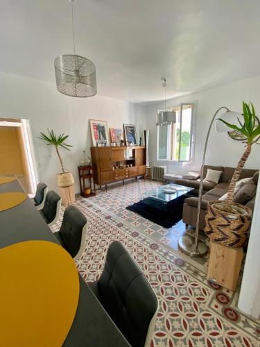 un salon avec une table et un canapé dans l'établissement Grand appartement en centre ville avec terrasse, à Perpignan