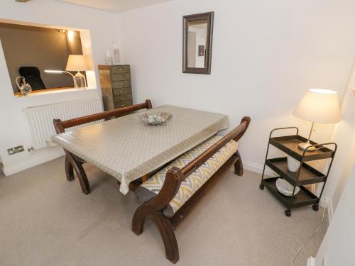 une salle à manger avec une table et une chaise dans l'établissement Jubilee Cottage, à Stratford-upon-Avon