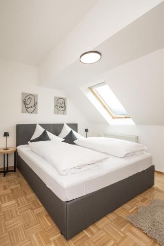 a bedroom with a large bed with a skylight at Centro 7 - Kristall Lungau in Tamsweg